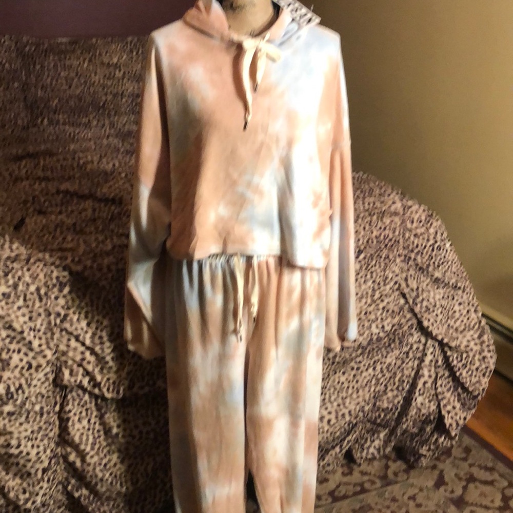 URBAN OUTFITTERS Tie-Dye Cropped Top Sweatsuit Set